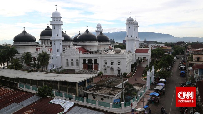 Masjid Baiturrahman Banda Aceh tetap menggelar salat Jumat, di tengah fatwa MUI yang menyebut salat jumat bisa digantikan di rumah.