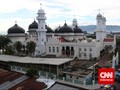 Warga Aceh Tetap Laksanakan Salat Jumat Berjamaah