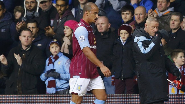 Pemain ASton Villa Gabriel Agbonlahor urung menerima hukuman setelah diganjar kartu merah saat melawanManchester United di Stadion Villa Park, Minggu (21/12).