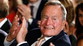 Jatuh dari Tangga, George H.W Bush Cedera Tulang Leher
