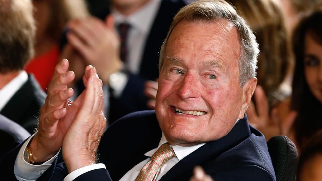 Mantan presiden Amerika Serikat ke-41, George Herbert Walker Bush terjatuh dan mengalami cedera tulang leher di rumahnya, Rabu (15/7) malam.