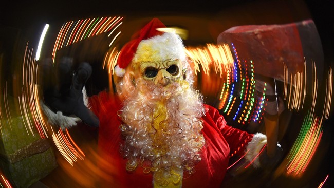 Pemilik hiasan hari Natal memperingati kelahiran Yesus bertema Zombie diperintahkan membongkarnya karena dianggap melanggar kebersihan lingkungan.&nbsp;