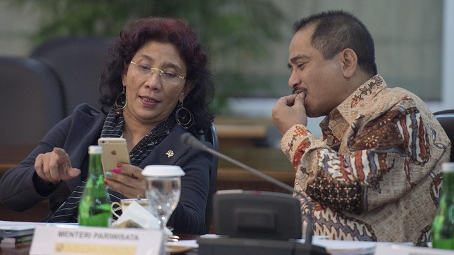 Banyak Mengeluh, JK Sentil Menteri Pariwisata Arief Yahya JK meminta agar Arief Yahya lebih gencar beraksi untuk bisa menyaingi pariwisata Malaysia daripada gencar mengeluh.