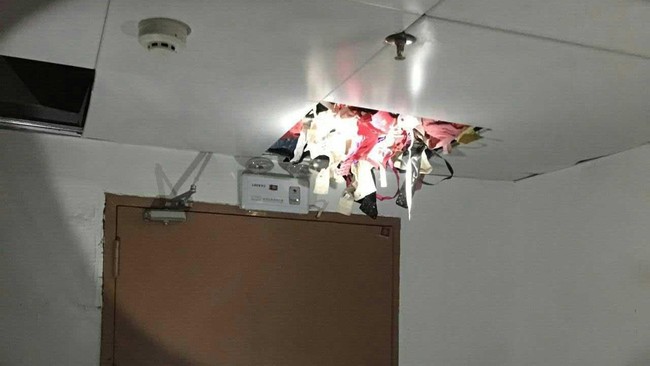 Pria Tiongkok ditahan pihak kepolisian dengan tuduhan mencuri ratusan potong pakaian dalam wanita, setelah atap tempat menyimpannya runtuh.
