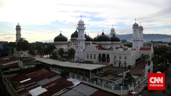 Untuk mencegah penyebaran virus corona, Pemerintah Aceh mengeluarkan maklumat bersama pemberlakukan jam malam dari pukul 20.30-05.30 WIB.
