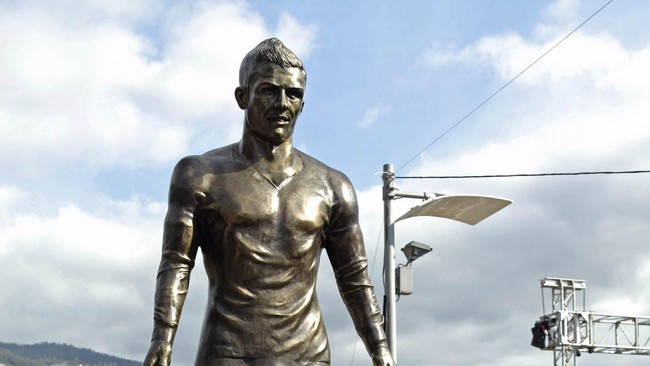 Dari patung Cristiano Ronaldo yang berdiri 'tegak', hingga Steven Gerrard yang terpeleset dan kehilangan gelar juara, berikut lima momen terkonyol 2014.