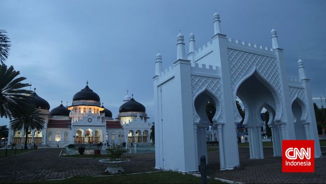 Yang pertama menyita perhatian adalah Masjid Rahmatullah, yang masih berdiri kokoh hingga kini, meski tsunami 2004 Aceh sempat menghancurkan sebagian bangunan.