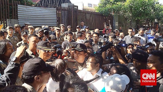 Puluhan orang datang ke Taman Yasmin, Bogor, saat jemaah Gereja Kristen Indonesia Yasmin merayakan Natal dengan damai.