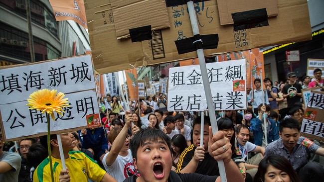 Pekerja Makau sebenarnya sudah mulai memprotes upah layak sejak Mei lalu, namun pergerakan protes mereka tak secepat Hong Kong.