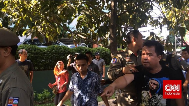 Pihak jemaah Gereja Kristen Indonesia (GKI) Yasmin menilai adanya intervensi politik parpol atas pelarangan ibadah Natal dan penyegelan gereja di Bogor.
