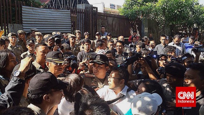 Ibarat mengulang tahun sebelumnya, meskipun pemerintah daerah menyegel gerejanya, jemaat GKI Yasmin masih tetap berkeras untuk bertahan dan beribadat.