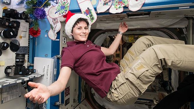 Astronaut yang bertugas di antariksa sebentar lagi bisa menikmati sajian kopi hangat. Bagaimana cara mereka minum di ruang nol gravitasi?