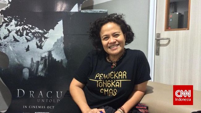 Film Pendekar Tongkat Emas disebut-sebut meniru budaya silat Tiongkok. Apa tanggapan sang produser Mira Lesmana atas kritik ini?