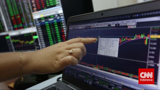 Indeks nilai saham campuran (IHSG) ditutup di level 6.799 pada Senin (19/12), melemah 32,49 poin alias minus 0,48 persen dari perdagangan sebelumnya.