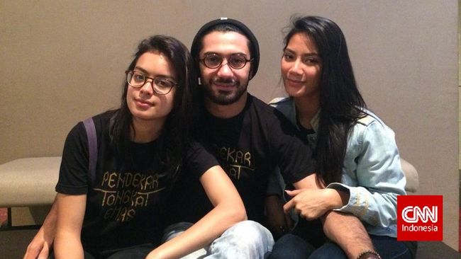 Eva Celia, Reza Rahadian dan Tara Basro merumpi bersama moviegoers soal pengalaman latihan dan syuting film Pendekar Tongkat Emas.