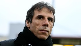 Gianfranco Zola Kalah 0-5 Dalam Laga Debut