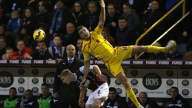 Henderson Tak Ambisi Gantikan Steven Gerrard