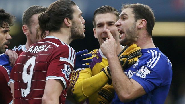 Lini pertahanan Chelsea mampu menghentikan pergerakan Andy Carroll ketika The Blues mengalahkan West Ham 2-0 di Stamford Bridge, Jumat (26/12).