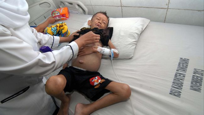 Jemris Mikael mengisahkan perjuangannya mengentaskan gizi buruk di kawasan Belakang Padang, Batam. Di pernah diusir dan ditolak, namun tak patah arang.