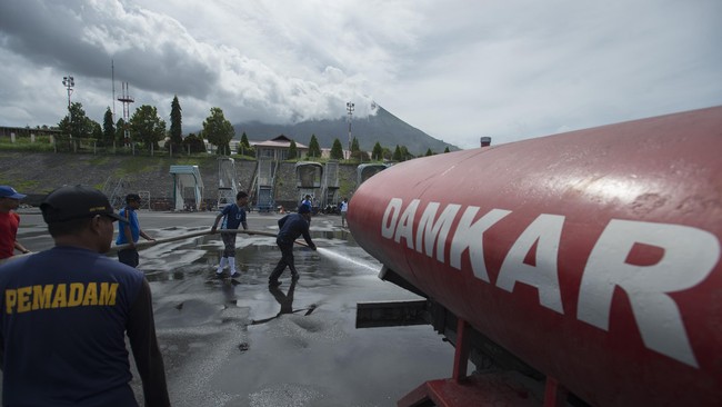 Plafon Bandara Sultan Babullah Ternate Ambruk Imbas Hujan Deras Ambruknya plafon bandara Ternate dipicu curah hujan dengan intensitas tinggi disertai angin kencang pada Selasa (16/9).