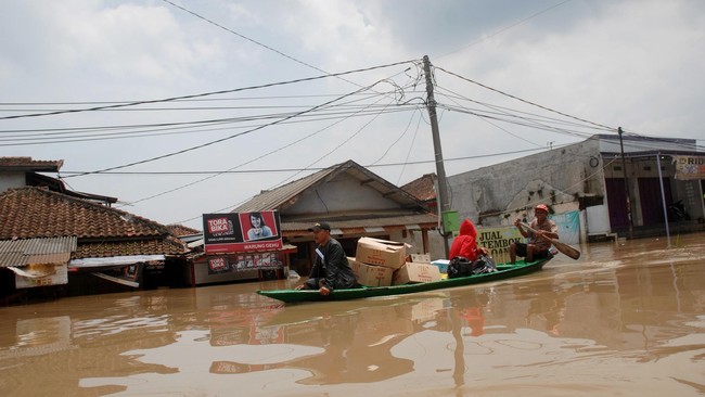 Pasar di kota Bandung yang terendam dan mengalami kerusakan di antaranya adalah Pasar Baleendah, Pasar Ciparay, dan Pasar Dayeuhkolot.