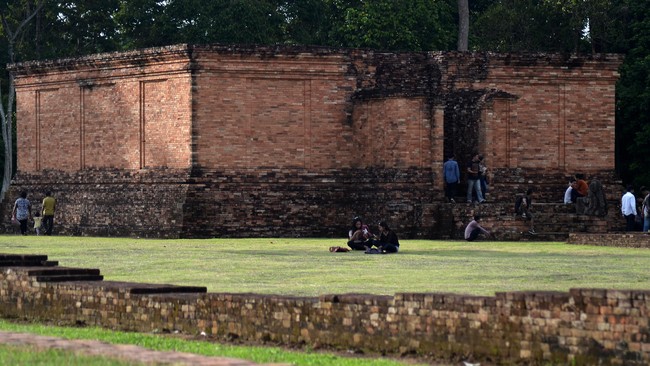 Pengunjung berada di pelataran Candi Gumpung, kompleks Percandian Muaro Jambi, Kab. Muarojambi, Jambi, Kamis (25/12). Sejumlah warga di daerah itu memanfaatkan waktu libur natal mereka dengan mendatangi kawasan percandian peninggalan Kerajaan Melayu Kuno masa Hindu-Buddha abad 7-13 Masehi. ANTARA FOTO/Wahdi Septiawan/Koz/Spt/14.