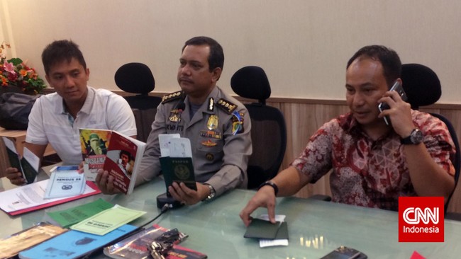 Enam orang Warga Negara Indonesia yang diamankan pihak kepolisian daerah Metro Jaya diduga direkrut pihak ketiga sebelum diberangkatkan menuju Suriah.