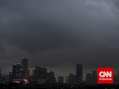 Awan tebal menutupi kota Jakarta, Jumat, 26 Desember 2014. CNN Indonesia/Adhi Wicaksono.