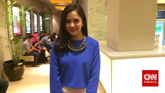 Untuk pertama kali, Revalina S. Temat ditemani sang ayah, Sayuti Temat, di acara pemutaran perdana filmnya. Untuk pertama kali pula, sang ayah menantangnya.