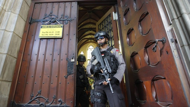 Irjen Tito Karnavian mengatakan jajaran kepolisian harus waspada agar tidak ada gesekan saat peringatan Maulid Nabi dengan Natal tahun ini.