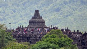 Jokowi dan 20 Ribu Umat Buddha Rayakan Waisak di Borobudur