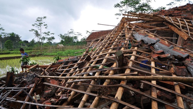 Badai Kencang Menerjang Natuna, Merusak Puluhan Rumah Warga