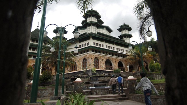 Beberapa waktu lalu Wakil Presiden Jusuf Kalla meminta masjid-masjid menghentikan menyiarkan pengajian lewat rekaman kaset.