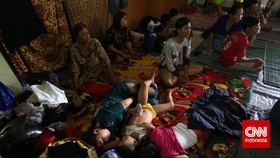 Warga Kampung Pulo Digusur, Jalan Jatinegara Barat Ditutup