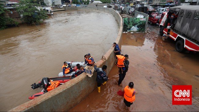 Demi mempercepat proyek normalisasi, Walikota Jakarta Selatan mengajak TNI dan Polri turun membantu masyarakat sekitara bantaran sungai.