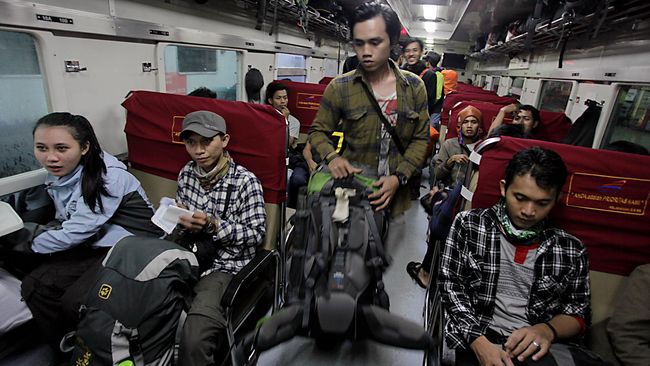 KAI Bakal Ganti Kursi Tegak Kereta Ekonomi usai Viral Keluhan Warganet - CNN Indonesia