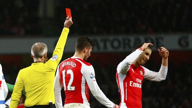 Wenger sempat memperlihatkan tatapan kecewa saat Giroud berjalan meninggalkan lapangan. Wenger mengaku heran Giroud sampai tersulut emosinya.