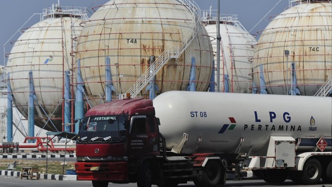 PT Pertamina (Persero) menargetkan proyek RFCC (Residual Fluid Catalytic Cracking) di kilang Cilacap bisa beroperasi penuh di Juni 2015.