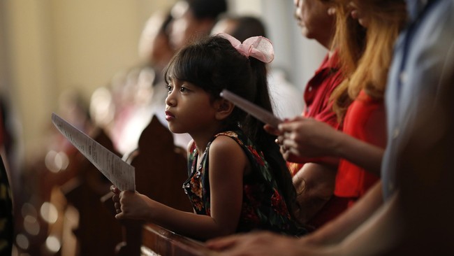 Gereja Katedral menyediakan televisi di luar bagi jemaat yang tidak bisa masuk ke dalam gereja.