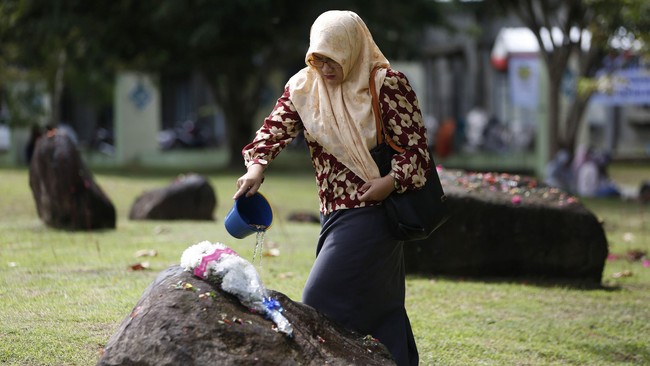 Senin (26/12) esok, warga Aceh diimbau mengibarkan bendera setengah tiang guna mengenang musibah tsunami yang terjadi 12 tahun lalu.