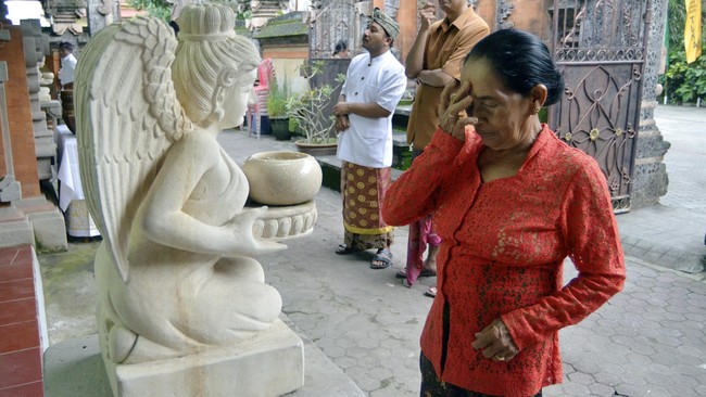 Jelang pergantian tahun dan Natal, Polis menggelar Operasi Lilin yang mengerahkan sekitar 80 ribu personil Polri dan 70 ribu TNI.