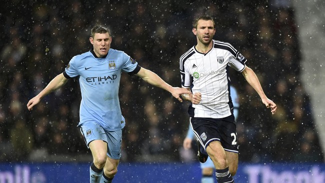 Bek tangguh asal Argentina, Pablo Zabaleta, menghimbau rekannya, James Milner, untuk memperpanjang kontrak bersama tim Manchester City.