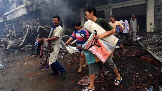 Wakil Presiden JK meminta Pemkot Solo dan Pemprov Jawa Tengah membangun kembali Pasar Klewer. Banyak warga mencari penghasilan di pasar yang terbakar tersebut.