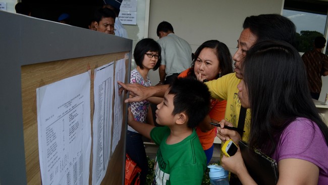 Ferny dan Christien berangkat berlima, bareng tiga orang temannya yang semuanya kerja di Surabaya.