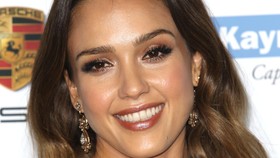 'Digarap' Penata Rias, Jessica Alba Merasa Mirip Orang Gila