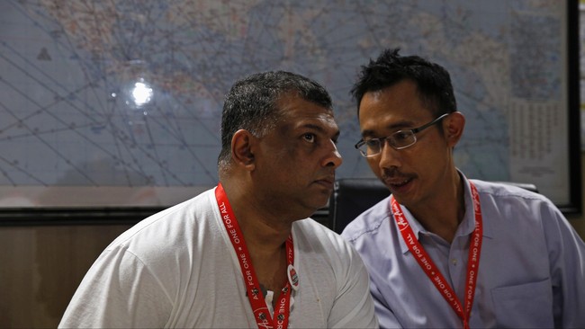 CEO AirAsia Group Tony Fernades mengatakan saat ini hanya memberi prioritas menjaga dan melayani keluarga penumpang sambil menunggu hasil investigasi.