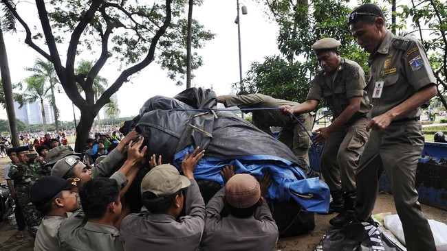 Target Kepala Dinas Koperasi, Usaha Mikro Kecil Menengah dan Perdagangan (KUMKMP) DKI Jakarta itu menertibkan PKL liar.