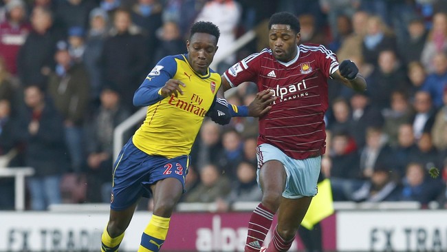 Arsenal unggul sementara atas tuan rumah, West Ham United, lewat gol yang dicetak Santi Cazorla dan Danny Welbeck di ujung babak pertama.