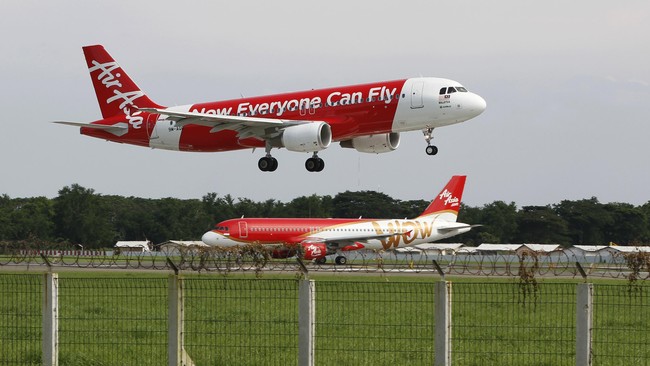 QZ8501 melintas di wilayah yang dipenuhi awan tebal dengan embusan angin kencang. Pesawat itu tak diizinkan naik ketinggian sebab di atasnya ada pesawat lain.