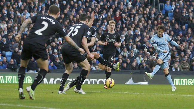 Manchester&nbsp;City membuang&nbsp;keunggulan dua gol dan harus bermain imbang saat menjamu Burnley pada lanjutan Liga Primer di Stadion Etihad, Minggu (28/12).